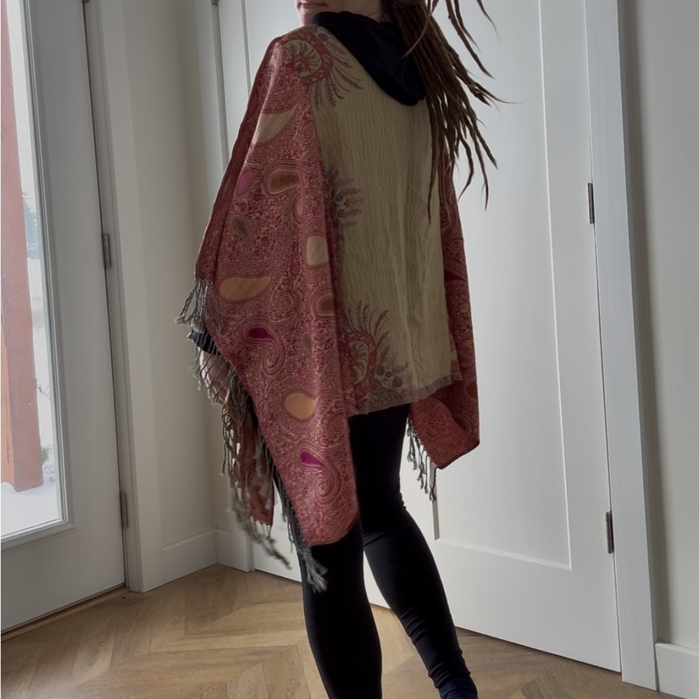 Sold. -PASHMINA PONCHO - Picture 5 of 6